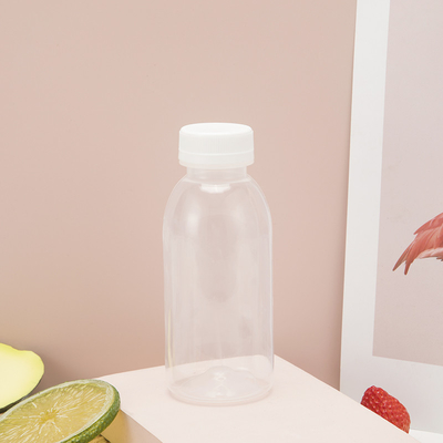 Moderne flessen met melk- of bubbeltheejagers