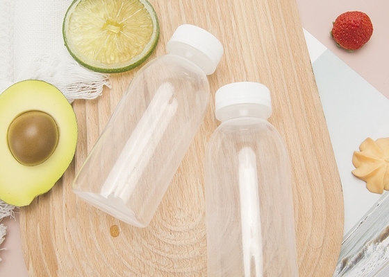 Moderne flessen met melk- of bubbeltheejagers