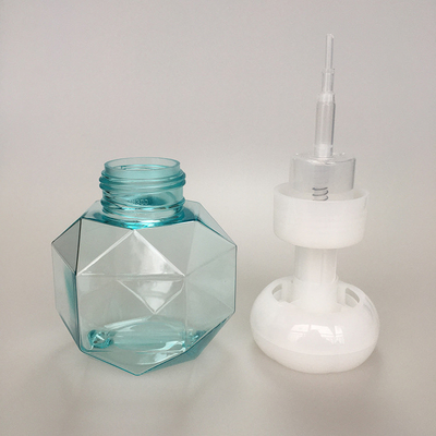 Witte 50 ml schuimfles met logo op het oppervlak van de hand