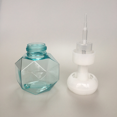 Witte 50 ml schuimfles met logo op het oppervlak van de hand