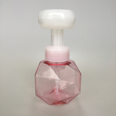 Witte 50 ml schuimfles met logo op het oppervlak van de hand