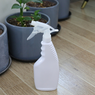 Een helderkleurige fles voor het sproeien van spuitgassen die is ontworpen voor het sproeien van spuitgassen
