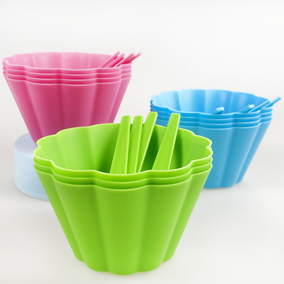 Moderne geïsoleerde plastic melktheeflessen met een handig handvat