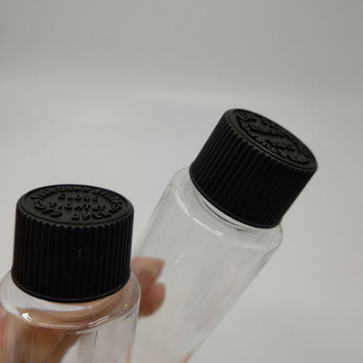 Vloeibare opschroefde plastic flessen met op maat gemaakte etiketten