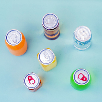 Moderne flessen melk thee met een helder ontwerp met een vierkant ronde handvat