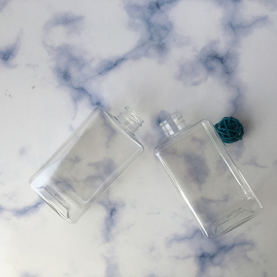 Roze PET-pompfles voor het uitdelen van cosmetische lotions