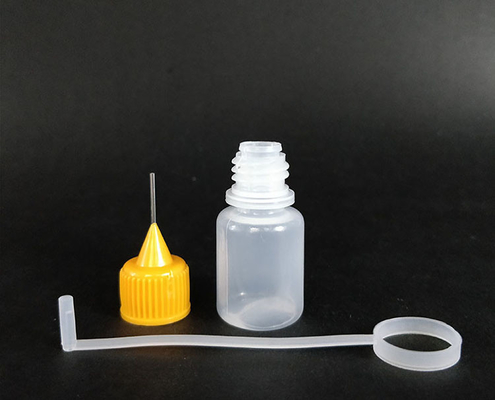 Elegante plastic vloeistofdruppelflessen met een glad oppervlak