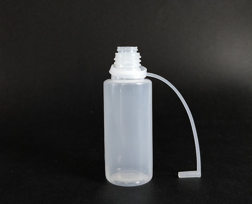 Elegante plastic vloeistofdruppelflessen met een glad oppervlak