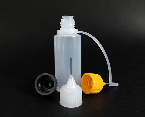 Elegante plastic vloeistofdruppelflessen met een glad oppervlak