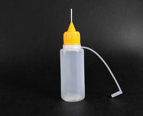 Elegante plastic vloeistofdruppelflessen met een glad oppervlak