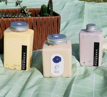 Op maat gemaakte plastic drankflessen met schroeven op de slangen en deksels