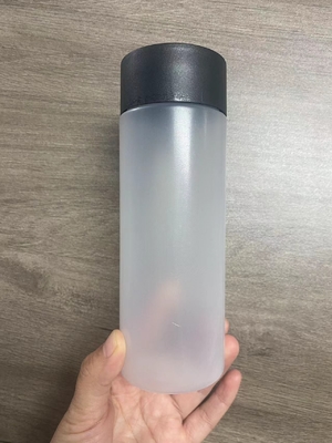 Duidelijke plastic flessen met geïsoleerd modern ontwerp