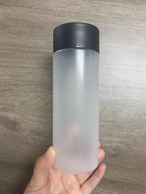 Duidelijke plastic flessen met geïsoleerd modern ontwerp