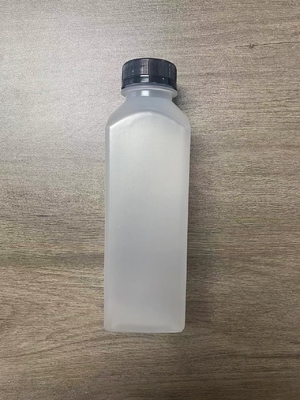 Duidelijke plastic flessen met geïsoleerd modern ontwerp