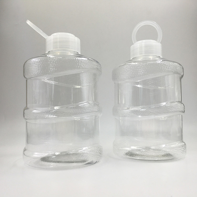 Geïsoleerde heldere vierkant ronde melk thee sap fles met deksel en handvat
