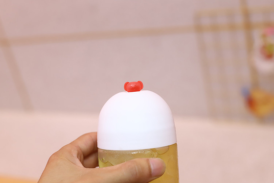 Leekbestendige plastic flessen met een schroef op het deksel