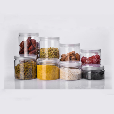 Een handige plastic pot met glad oppervlak voor de opslag van gedroogd fruit