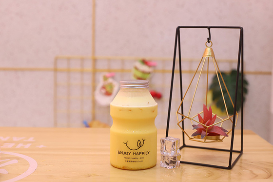 Middelgrote flessen melk thee met schroef op het deksel
