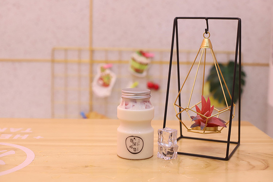 Middelgrote flessen melk thee met schroef op het deksel
