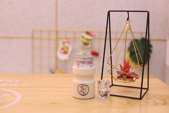 Middelgrote flessen melk thee met schroef op het deksel