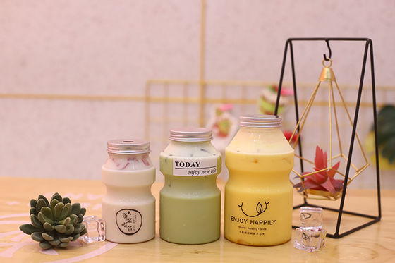 Middelgrote flessen melk thee met een capaciteit van 250 ml in plastic materiaal