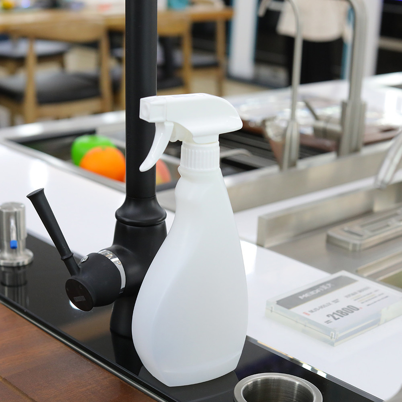 Een helderkleurige fles voor het sproeien van spuitgassen die is ontworpen voor het sproeien van spuitgassen