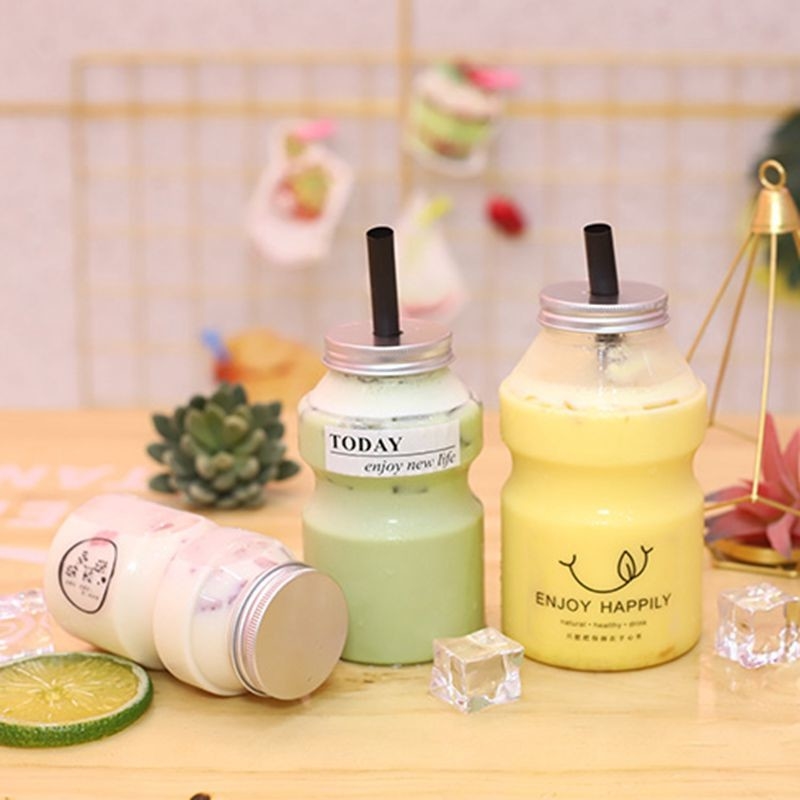 Middelgrote flessen melk thee met schroef op het deksel