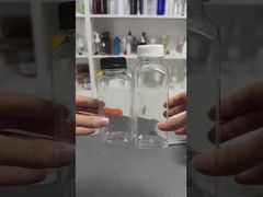 Plastic sapflessen met doppen, heldere drankcontainers met deksels voor drank