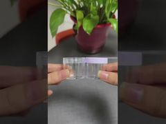 Doorzichtige plastic pot met dop voor oogcrème of lipbalsem cosmetica